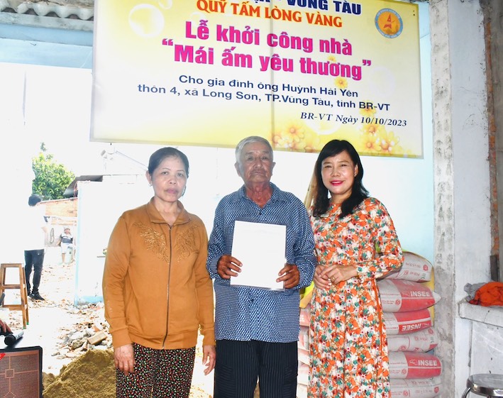 Bà Đỗ Nguyễn Hoàng Dung, Quyền Tổng Biên tập Báo Bà Rịa - Vũng Tàu trao quyết định hỗ trợ 